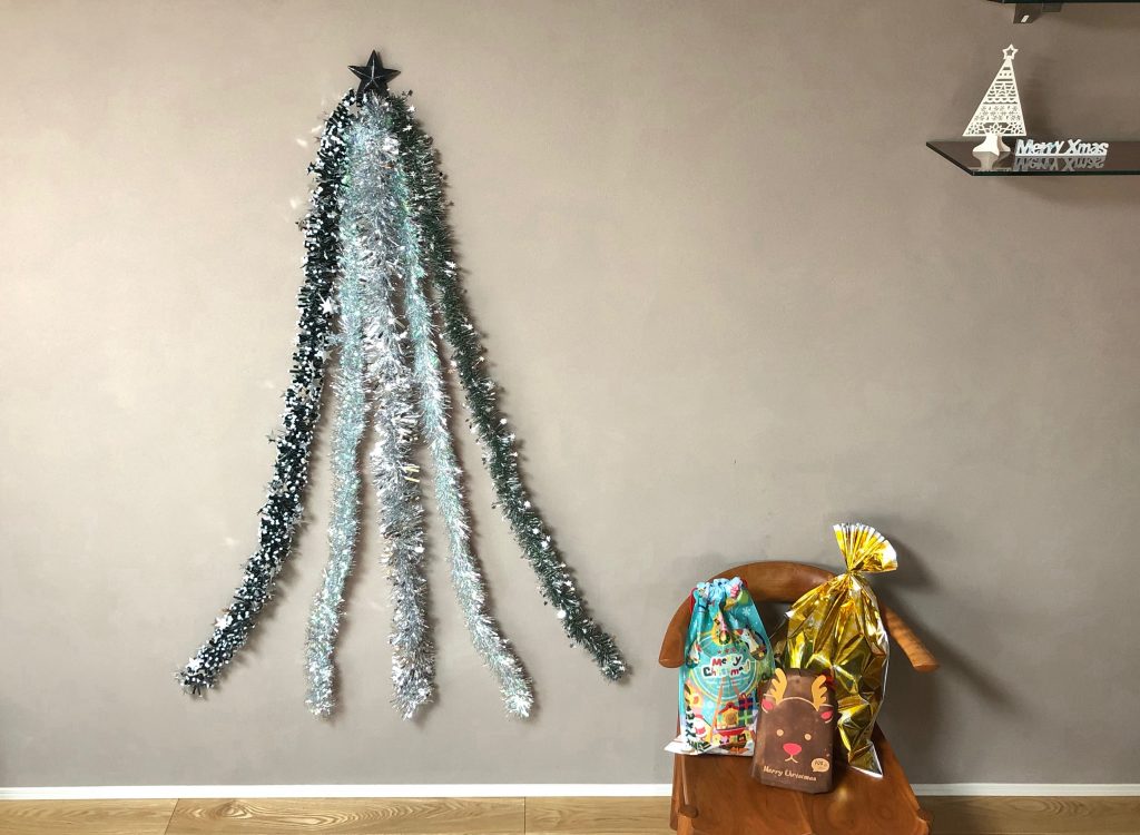 部屋が狭くても飾れる 100円グッズで作る壁面クリスマスツリー 100円ショップ Flet S フレッツ 百圓領事館