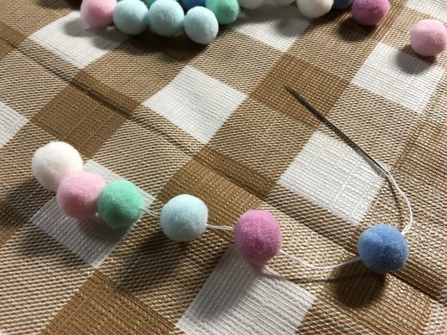 100均ハンドメイド フェルトボールでコースターを作ってみました 100円のチカラ 100円ショップ Flet S フレッツ 百圓領事館