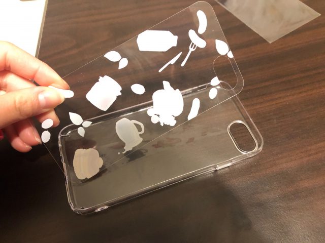 デザインは日替わりで 100円の着せ替えiphoneケースが凄い 100円のチカラ 100円ショップ Flet S フレッツ 百圓領事館