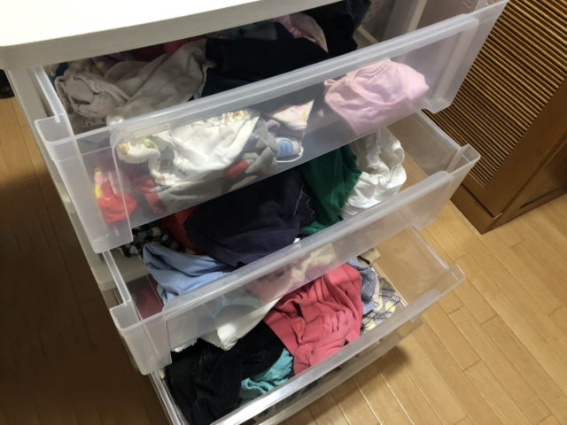 子供が自分で片付けた 100均突っ張り棒でつくる子供服収納 100円ショップ Flet S フレッツ 百圓領事館