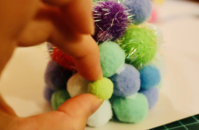 ボンドで貼るだけ 100均デコボールで作るクリスマスツリーが素敵すぎる 100円のチカラ 100円ショップ Flet S フレッツ 百圓領事館 ボンドで貼るだけ 100均デコボールで作るクリスマスツリーが素敵すぎる 100円のチカラ 100円ショップ Flet S フレッツ 百圓領事館