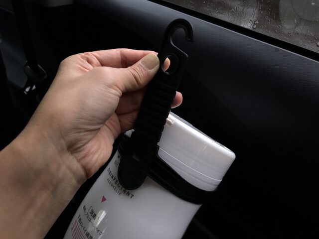 黒いシートに馴染む100均のブラック カーグッズ 100円のチカラ 100円ショップ Flet S フレッツ 百圓領事館