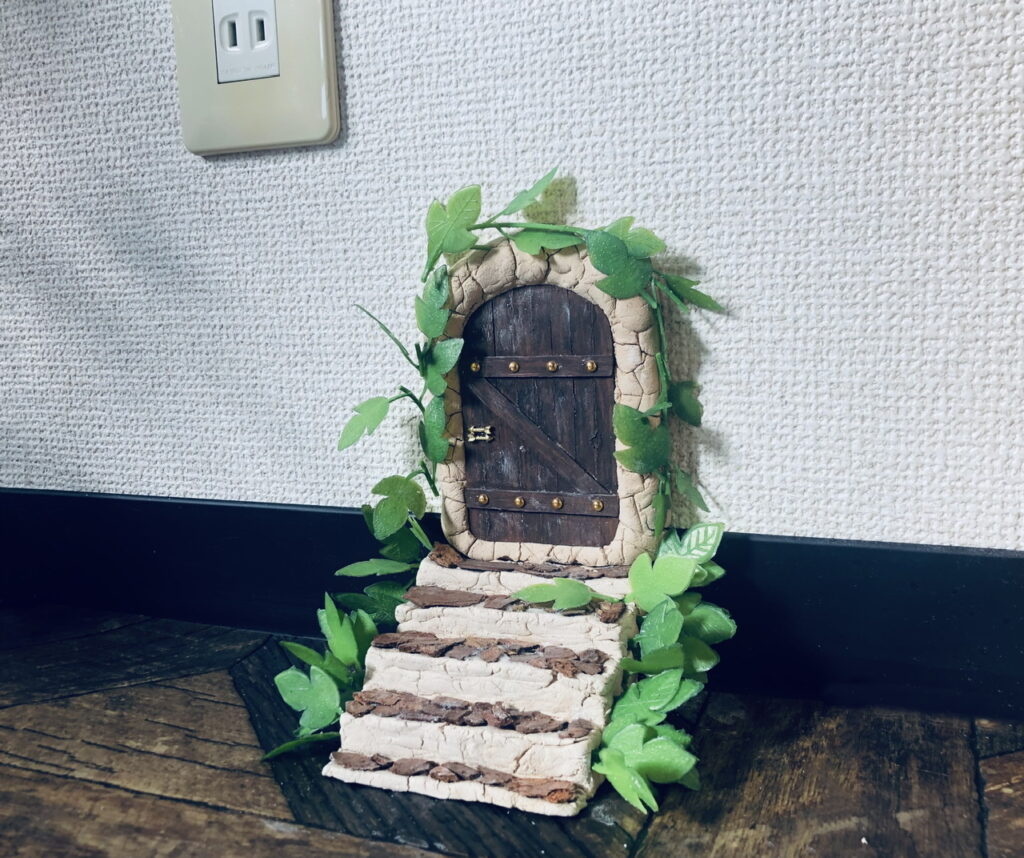 お家に小さなトリックアート 100均木製スティックで妖精のドア作ってみた 100円のチカラ 100円ショップ Flet S フレッツ 百圓領事館