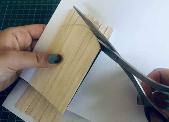 お家に小さなトリックアート 100均木製スティックで妖精のドア作ってみた 100円のチカラ 100円ショップ Flet S フレッツ 百圓領事館