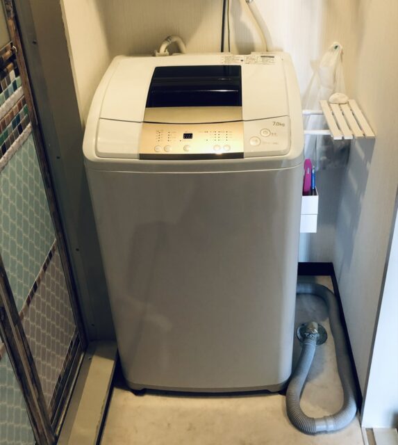 排水ホースは見せない 500円で作れる洗濯機の隙間目隠し 100円のチカラ 100円ショップ Flet S フレッツ 百圓領事館